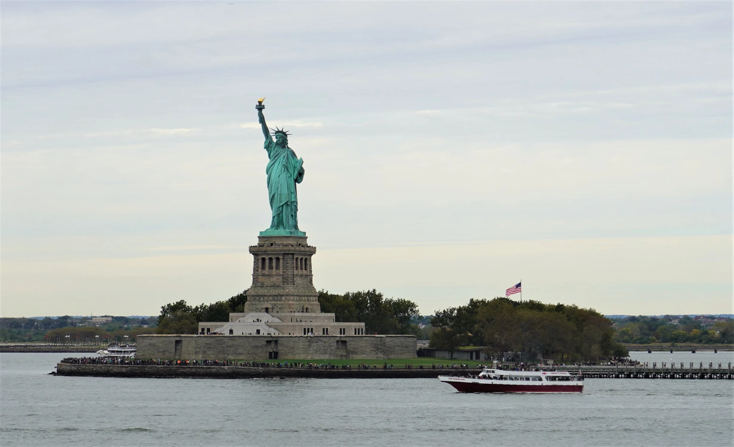 La Statua della Libertà dall'acqua