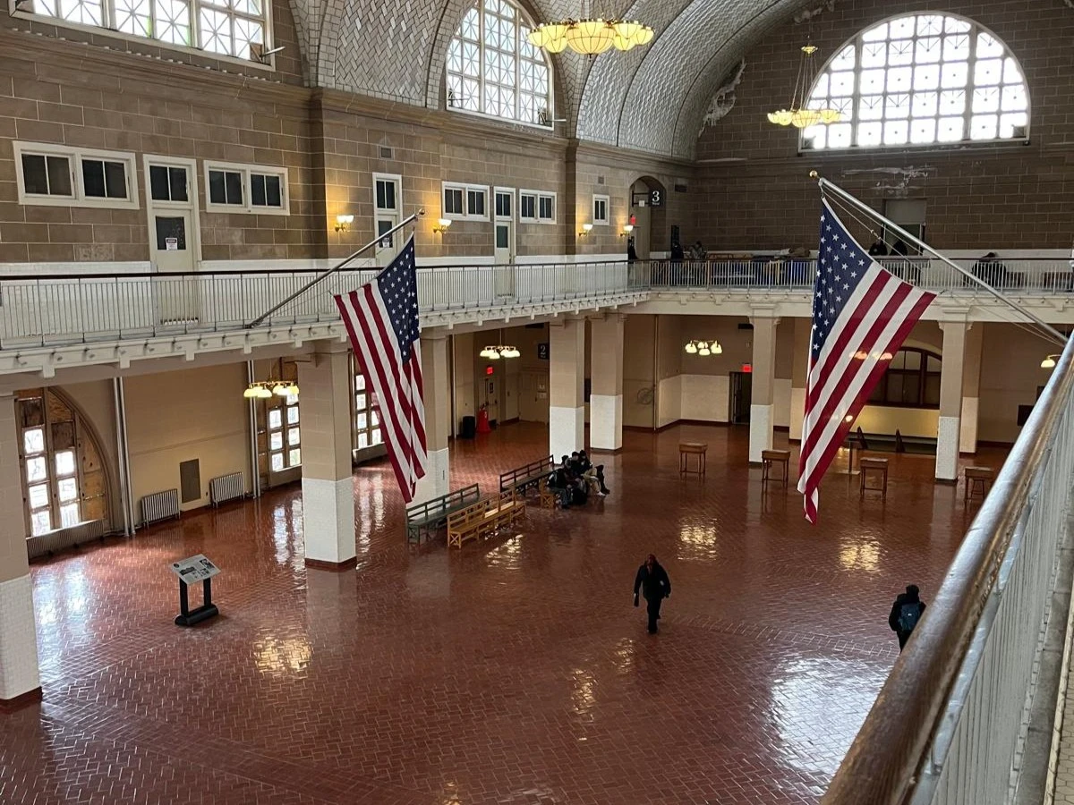 Il grande salone di registrazione di Ellis Island