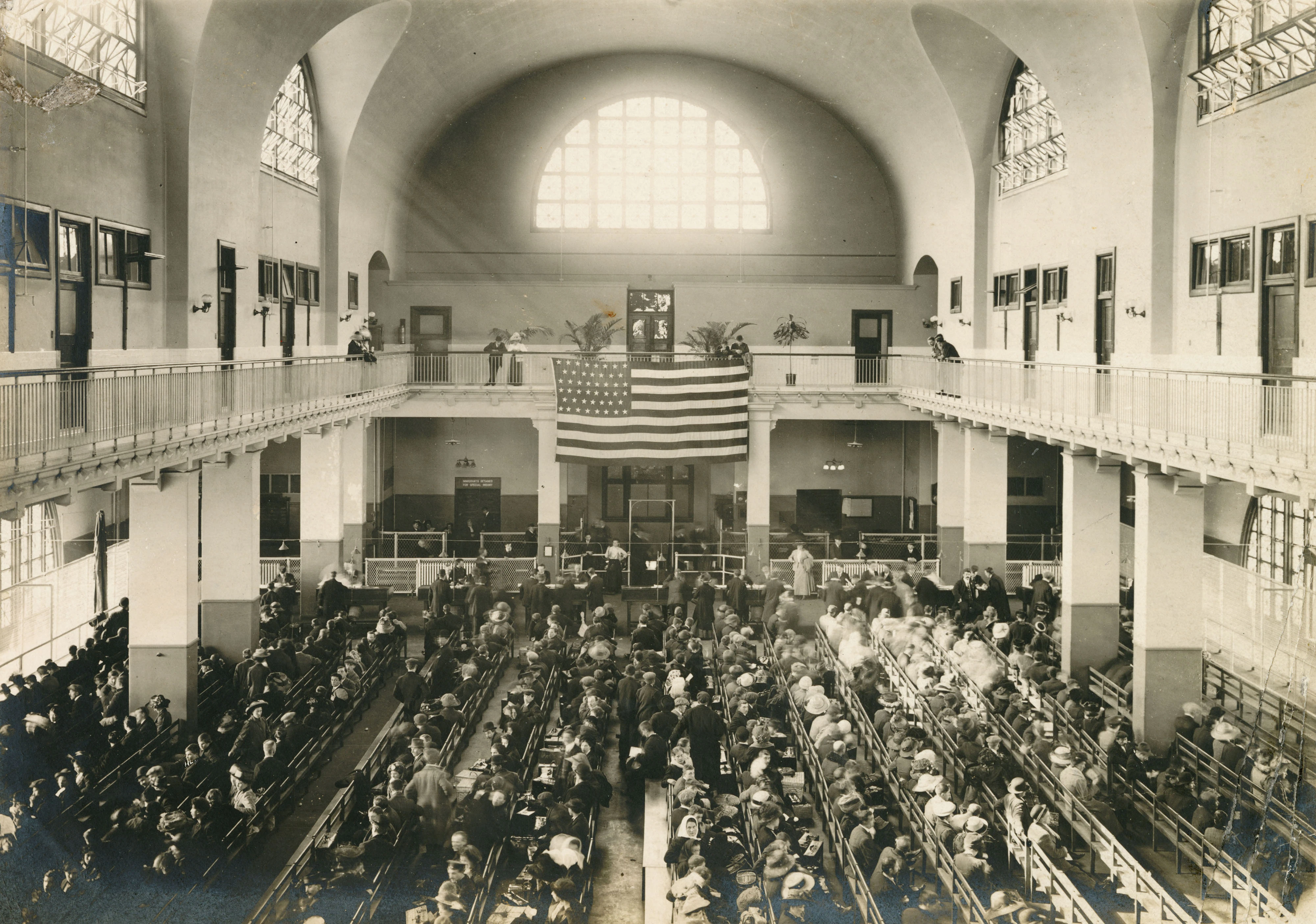 Fotografia storica del grande salone di registrazione di Ellis Island