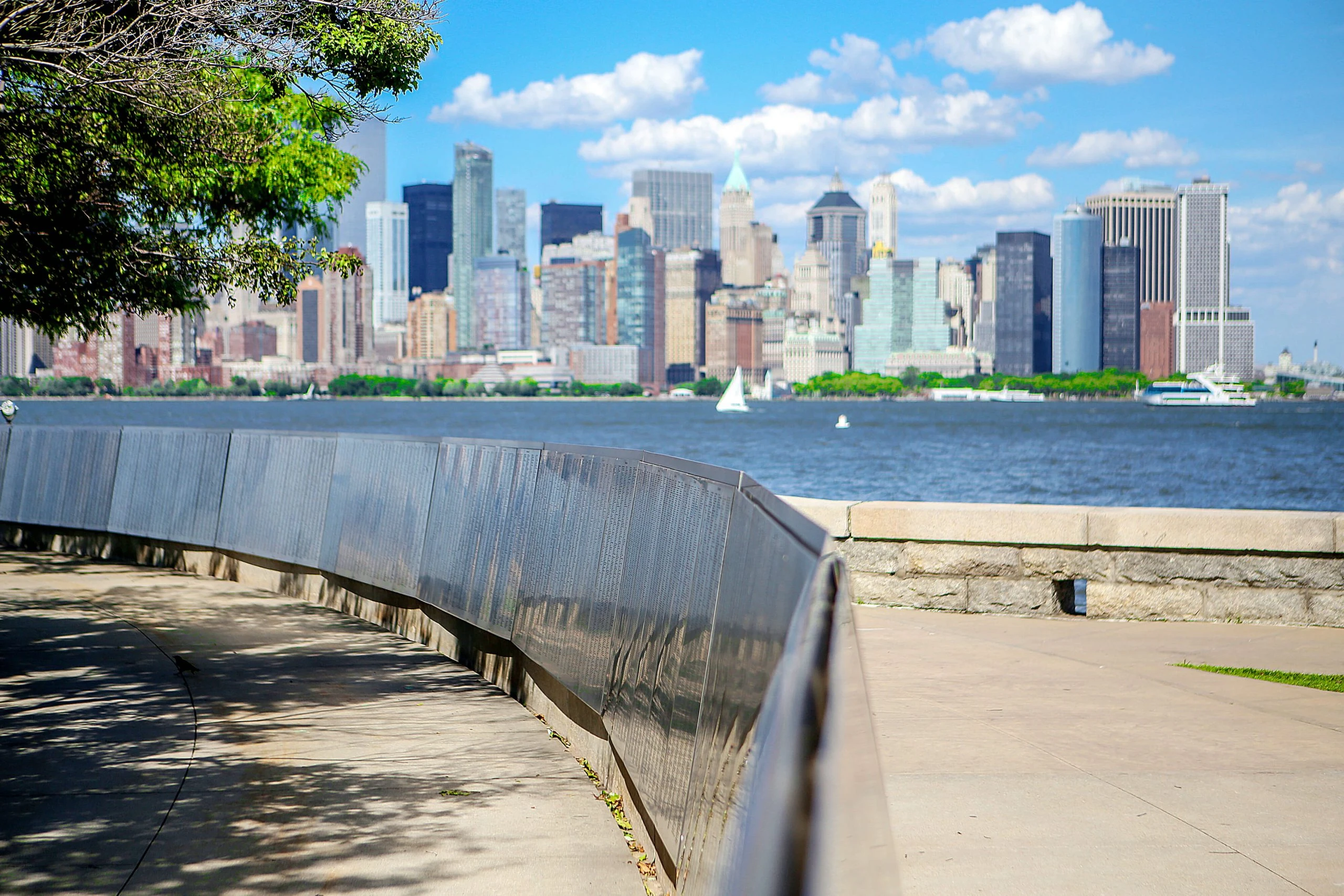 Il muro dei nomi degli immigrati a Ellis Island